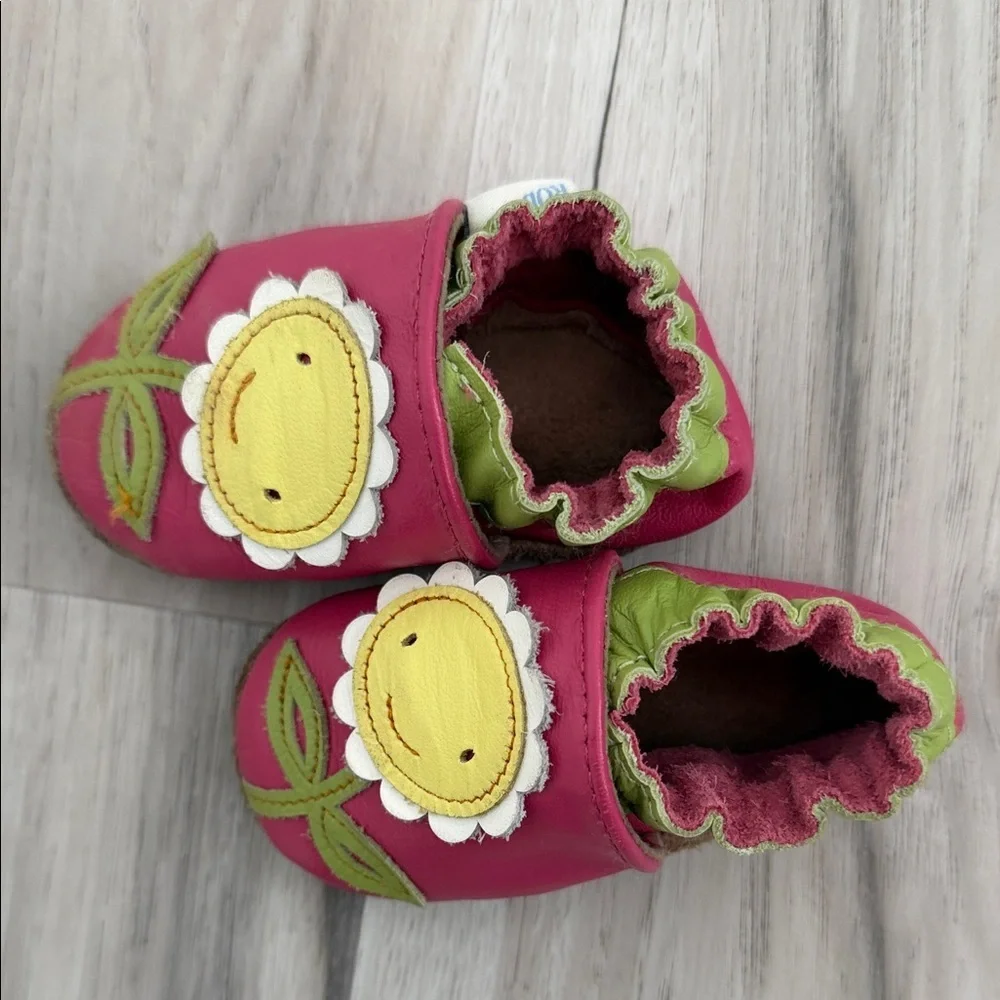 ROBEEZ Pink and Green Shoes with Flower Design size 0-6 months